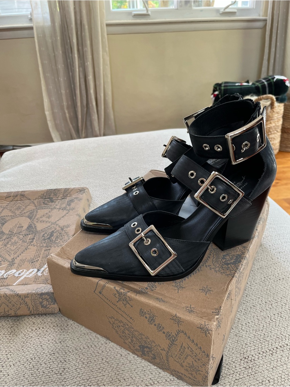 Hendrix Free People VGC Black Buckle-Detail Pointed Toe Heels US 10